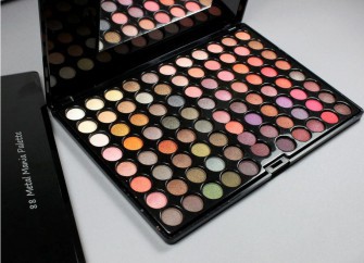 Paleta 88 Cores de Sombras Metal Mania R$ 80,00 - INDISPONÍVEL